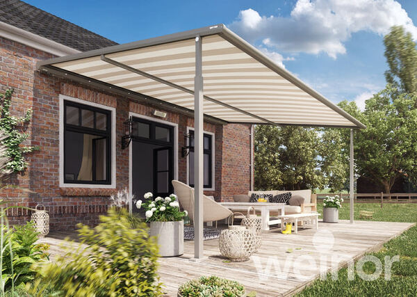 Moderne Terrassenüberdachung mit Markise, Gartenmöbeln und Pflanzen auf Holzterrasse.