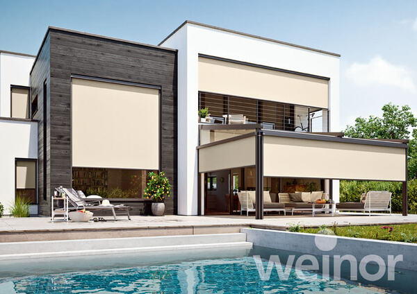 Modernes Haus mit Sonnenschutz-Rollläden, Terrasse und Pool im Garten bei Sonnenschein.